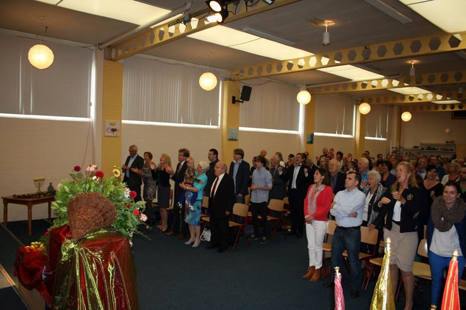 Bezoekers in de zaal van Ichthus tijdens een samenkomst